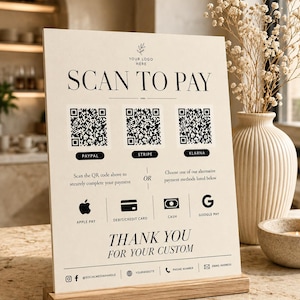 Peut inclure: Un panneau de paiement rectangulaire sur un socle en bois clair avec le texte SCAN TO PAY, trois codes QR pour PayPal, Stripe et Klarna, des icônes pour Apple Pay, cartes bancaires, espèces et Google Pay, et THANK YOU FOR YOUR CUSTOM en bas.