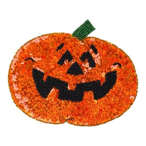Puede incluir: Un parche con forma de calabaza cubierto de lentejuelas de color naranja vibrante. La cara de la calabaza está hecha con pequeñas cuentas negras, formando ojos triangulares, una nariz y una boca dentada. Un pequeño tallo verde de cuentas.