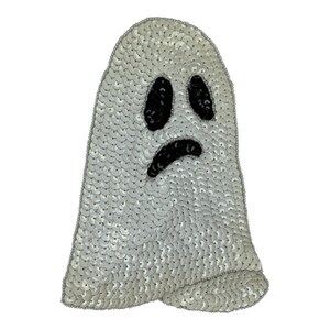 Può includere: Una toppa a forma di fantasma ricoperta di paillettes bianche scintillanti. Il design presenta due occhi ovali in paillettes nere e una bocca curva in paillettes nere, che creano un'espressione facciale. L'intero bordo è delineato da piccole perline argentate.