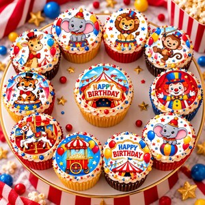 Op de afbeelding: Een verzameling van twaalf cupcakes op een schaal, elk voorzien van een ronde eetbare afbeelding met circusthema, waaronder dieren, een clown, een carrouselpaard, een popcornkar en de tekst Happy Birthday.