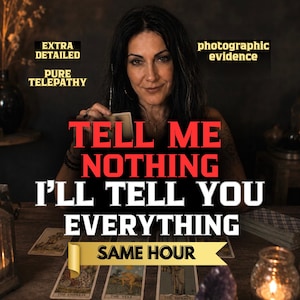 Puede incluir: Una persona de cabello oscuro sostiene una carta del tarot detrás de una mesa con varias cartas extendidas. El texto dice: EXTRA DETAILED, PURE TELEPATHY, photographic evidence, TELL ME NOTHING I'LL TELL YOU EVERYTHING, SAME HOUR en una cinta dorada.