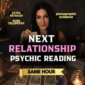 Op de afbeelding: Een advertentie voor een paranormale leesservice met de tekst EXTRA DETAILED, PURE TELEPATHY, photographic evidence, NEXT RELATIONSHIP PSYCHIC READING en SAME HOUR. De afbeelding toont een persoon die een tarotkaart boven een tafel houdt.