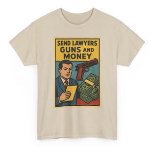 Może przedstawiać: Beżowy t-shirt z krótkim rękawem z nadrukiem graficznym przedstawiającym mężczyznę w garniturze trzymającego dokument, pistolet i pliki banknotów. Tekst nad ilustracją brzmi "SEND LAWYERS GUNS AND MONEY" pogrubionymi czarnymi literami.