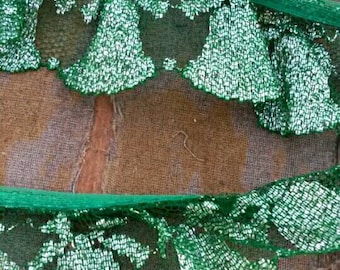 Encaje navideño de 4 3/4 yardas - Campanas metálicas plateadas, encaje de red fruncido verde