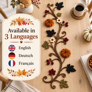Pode incluir: Um caminho de mesa de crochê com um design de videira marrom adornado com abóboras laranja, bagas vermelho-escuras, flores brancas e várias folhas verdes, pretas e vermelhas. Uma placa exibe o texto Available in 3 Languages: English, Deutsch, Français.