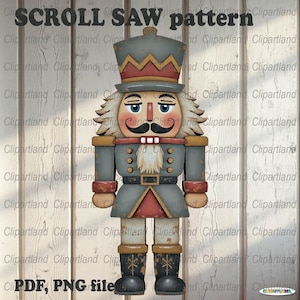 以下が含まれることがあります： グレー、赤、金色の配色が施された木製のくるみ割り人形。くるみ割り人形は、高い帽子、口ひげ、厳しい表情をしています。「SCROLL SAW pattern」というテキストが上部にあります。下部のテキストは「PDF、PNG file」と書かれています。