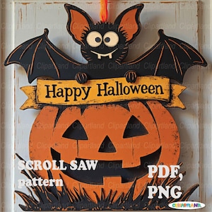 Op de afbeelding: Houten Halloween-decoratie met een lachende vleermuis met oranje oren en zwarte vleugels boven een oranje pompoen. Een banner met de tekst "Happy Halloween" wordt weergegeven. Het ontwerp bevat de tekst "SCROLL SAW pattern PDF, PNG".