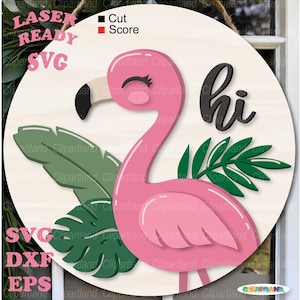 Op de afbeelding: Een rond houten bord met een roze flamingo en het woord "hi" in zwart schrift. Groene bladeren en de woorden "LASER READY SVG DXF EPS" zijn ook aanwezig. Het bord is ontworpen om te snijden.