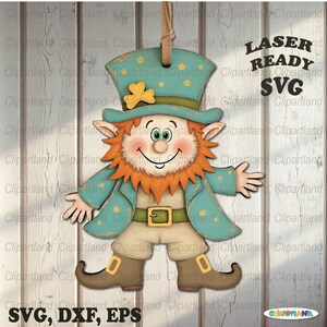 Op de afbeelding: Een lasergesneden SVG-bestand van een cartoon-kabouter die een groene hoed met een klavertje vier, een groen jasje en bruine laarzen draagt. De kabouter glimlacht en heeft een rode baard. De tekst "LASER READY SVG" staat in de rechterbovenhoek van de afbeelding.