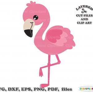 Op de afbeelding: Illustratie van een roze flamingo met een zwarte snavel en oog, staand op één been. De afbeelding bevat de tekst "LAYERED CUT FILES AND CLIP ART" en bestandstype-opties: SVG, DXF, EPS, PNG, PDF, bestanden.