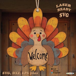 Op de afbeelding: Houten welkomstbord in de vorm van een kalkoen met een rustiek ontwerp. Het bord toont een kalkoen met een welkomstboodschap en een kleurrijke staart. Het bord is klaar voor lasersnijden en wordt geleverd in SVG-, DXF- en EPS-bestandsformaten.