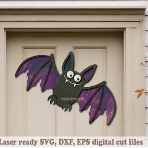 Peut inclure: Une découpe de chauve-souris en bois décorative avec un corps noir et des ailes aux tons violets avec un effet dégradé. La chauve-souris a deux grands yeux blancs, une petite bouche blanche avec deux crocs et le texte "CLIPARTLAND" au centre.