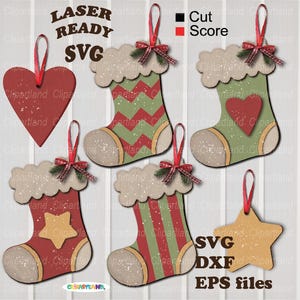 Peut inclure: Un ensemble de fichiers numériques SVG prêts pour la découpe laser représentant des décorations de Noël, dont un cœur rouge, une étoile et quatre chaussettes aux motifs variés, ornées d'un ruban rouge et d'un brin de pin vert.