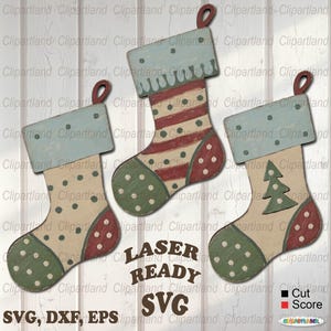 Peut inclure: Trois motifs de chaussettes de Noël découpées au laser avec un aspect rustique et vintage. Les chaussettes sont peintes dans des tons de bleu, vert, rouge et blanc avec des pois et des rayures. Le texte "LASER READY SVG" est imprimé sous les chaussettes.
