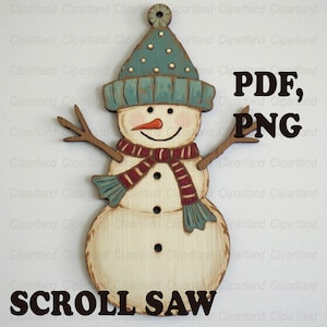 Puede incluir: Adorno de muñeco de nieve de madera con un gorro verde azulado, una bufanda roja y verde azulado y brazos de ramita. El muñeco de nieve tiene una nariz de zanahoria y una cara sonriente. El texto de la imagen dice "PDF, PNG" y "SCROLL SAW".