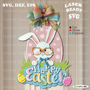 Può includere: Design SVG pronto per il laser a tema pasquale con un coniglietto bianco con occhiali arancioni, che tiene in mano un cartello "Buona Pasqua". Il design include un uovo rosa a pois bianchi, uova colorate e un fiocco decorativo.