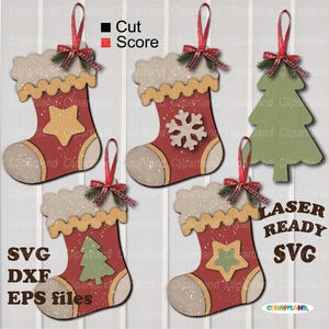 Peut inclure: Quatre décorations de Noël en bois en forme de chaussette et une en forme de sapin, chacune avec un ruban à carreaux rouges. Les chaussettes sont rouges avec des revers, talons et pointes beiges, ornées d'étoiles, de flocons ou de sapins.