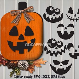 Peut inclure: Une découpe de citrouille orange plate avec une tige noire et un visage de jack-o'-lantern noir, ornée d'un nœud en tissu écossais et d'un bouquet de feuilles d'automne artificielles et d'une pomme de pin. Inclut cinq visages noirs supplémentaires.