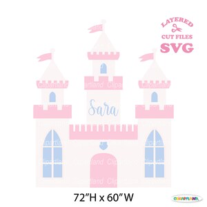 Puede incluir: Un diseño de castillo SVG en capas en blanco, rosa y azul. El castillo presenta torres, banderas y el nombre "Sara" en escritura cursiva. La imagen incluye el texto "LAYERED CUT FILES SVG" y dimensiones de 183cm de alto x 152cm de ancho.