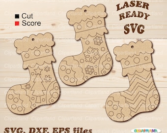 Puede incluir: Tres archivos de corte SVG de calcetines navideños listos para láser. Los calcetines están hechos de material marrón claro y presentan varios diseños, incluyendo copos de nieve, estrellas y patrones geométricos. El texto "LASER READY SVG" es marrón.