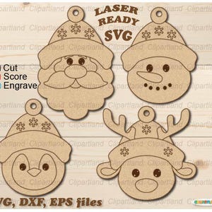 Op de afbeelding: Vier laserklare SVG kerstornamentontwerpen. Inclusief de kerstman, een sneeuwpop, een pinguïn en een rendier, allemaal met feestelijke hoeden. De ornamenten zijn gemaakt van lichtbruin hout en hebben een gat om op te hangen. De tekst "LASER READY SVG" is ook inbegrepen.