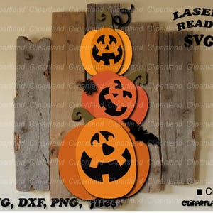 Puede incluir: Una pila de tres recortes de papel de calabaza naranja con ojos, narices y bocas negras. Las calabazas están superpuestas, la más grande en la parte inferior y la más pequeña en la parte superior. Las calabazas están sobre un fondo de madera con el texto "LASER READY SVG" en letras negras. El texto "Cut CLIPARTLAND" también está en letras negras.