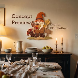 Pode incluir: Uma peça de arte de parede em madeira com um gnomo segurando uma cornucópia com uma abóbora e maçãs, um peru e espigas de trigo. O texto "Concept Preview" e "Digital PDF Pattern" é exibido em letras castanhas ao lado do design.