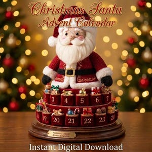 Könnte beinhalten: Eine gehäkelte Weihnachtsmannfigur thront auf einem zweistufigen Adventskalender aus rotem Samt mit nummerierten Taschen von 3 bis 24. Der Sockel hat ein goldenes Schild mit der Aufschrift Premium Artisan Advent Calendar. Text: Christmas Santa Advent Calendar.