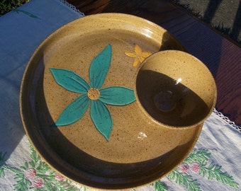 Chip and dip attached serving set with daisies
