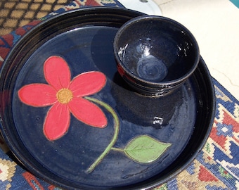 Chip/dip with attached bowl