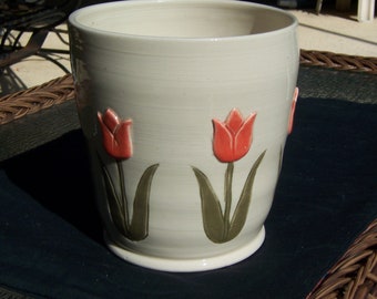 Utensil holder with raised tulip design encircling