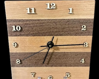 Reloj cuadrado de nogal y cerezo