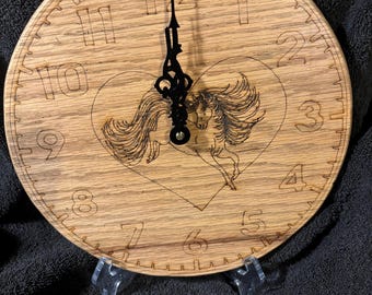 Reloj redondo de unicornio