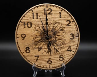 Reloj redondo grabado con girasol