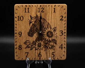 Reloj cuadrado con caballo