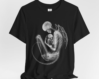 Camiseta Momster, camiseta gótica de Halloween con esqueleto de rayos X para mamá, regalo divertido y espeluznante para mamá, gráfico de madre esqueleto alada.