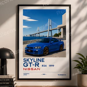 Op de afbeelding: Een ingelijste poster met een blauwe Nissan Skyline GT-R R34 1999 geparkeerd bij een brug. De tekst luidt SKYLINE GT-R R34 1999 NISSAN, YOKOHAMA JAPAN, 1999 en NISSAN. De auto heeft bronzen wielen tegen een achtergrond van een helderblauwe lucht.