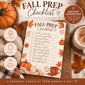 Op de afbeelding: Een afdrukbare herfst-checklist met seizoensgebonden taken, versierd met illustraties van oranje pompoenen, herfstbladeren en een mok. De tekst bevat items zoals Declutter summer items, Swap out seasonal clothes en Deep clean the house, gepresenteerd op een crèmekleurige achtergrond met bruine typografie.