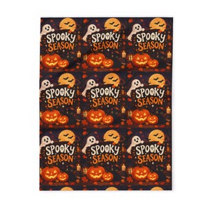 Könnte beinhalten: Eine rechteckige Fleecedecke mit einem sich wiederholenden Muster aus Halloween-Motiven auf dunklem Hintergrund. Das Design zeigt weiße Geister, orangefarbene Kürbisse, gelbe Vollmonde und den Text "SPOOKY SEASON" in einer stilisierten Schrift.