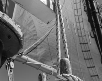 Zwart-wit foto van een zeilboot | Maritieme muurdecoratie uit Bar Harbor, Maine | Historische windjammer fotoprint | Kustdecoratie