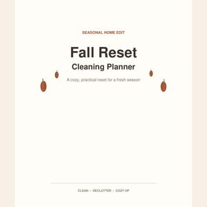 Könnte beinhalten: Ein weißes Planer-Deckblatt mit dem Titel Seasonal Home Edit Fall Reset Cleaning Planner und dem Untertitel A cozy, practical reset for a fresh season. Das Design zeigt kleine braune Blattsymbole und den Text Clean, Declutter, Cozy Up unten.