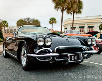 Op de afbeelding: Een zwarte 1962 Corvette cabriolet met een chromen bumper en een kentekenplaat met de tekst "1962".