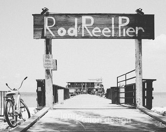 Anna Maria Island Print, Fotografía de playa, Muelle de pesca, Muelle de caña y carrete, Decoración costera, Blanco y negro, Póster de impresión de fotografía de bicicleta