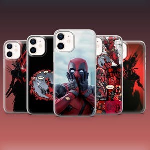 Può includere: Cinque cover trasparenti per smartphone con vari disegni grafici del personaggio Deadpool. I design includono illustrazioni in stile fumetto, pose d'azione e ritratti in primo piano del personaggio mascherato rosso e nero con armi.