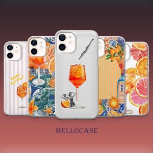 Könnte beinhalten: Fünf transparente Handyhüllen mit Collagen-Designs, die orangefarbene Cocktail-Grafiken, Zitrusfrüchte, Sonnenmotive und Vintage-Figuren zeigen. Die Designs enthalten Streifen- und Fliesenmuster, wobei der Text Aperol Spritz!! deutlich zu sehen ist.