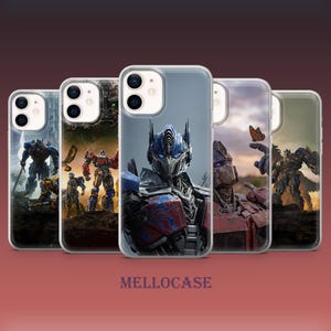 Può includere: Cinque cover trasparenti per smartphone con varie stampe grafiche del personaggio Optimus Prime del franchise Transformers. Ogni cover mostra una scena diversa, inclusi primi piani e scene d'azione del robot. Il testo MELLOCASE è visibile.