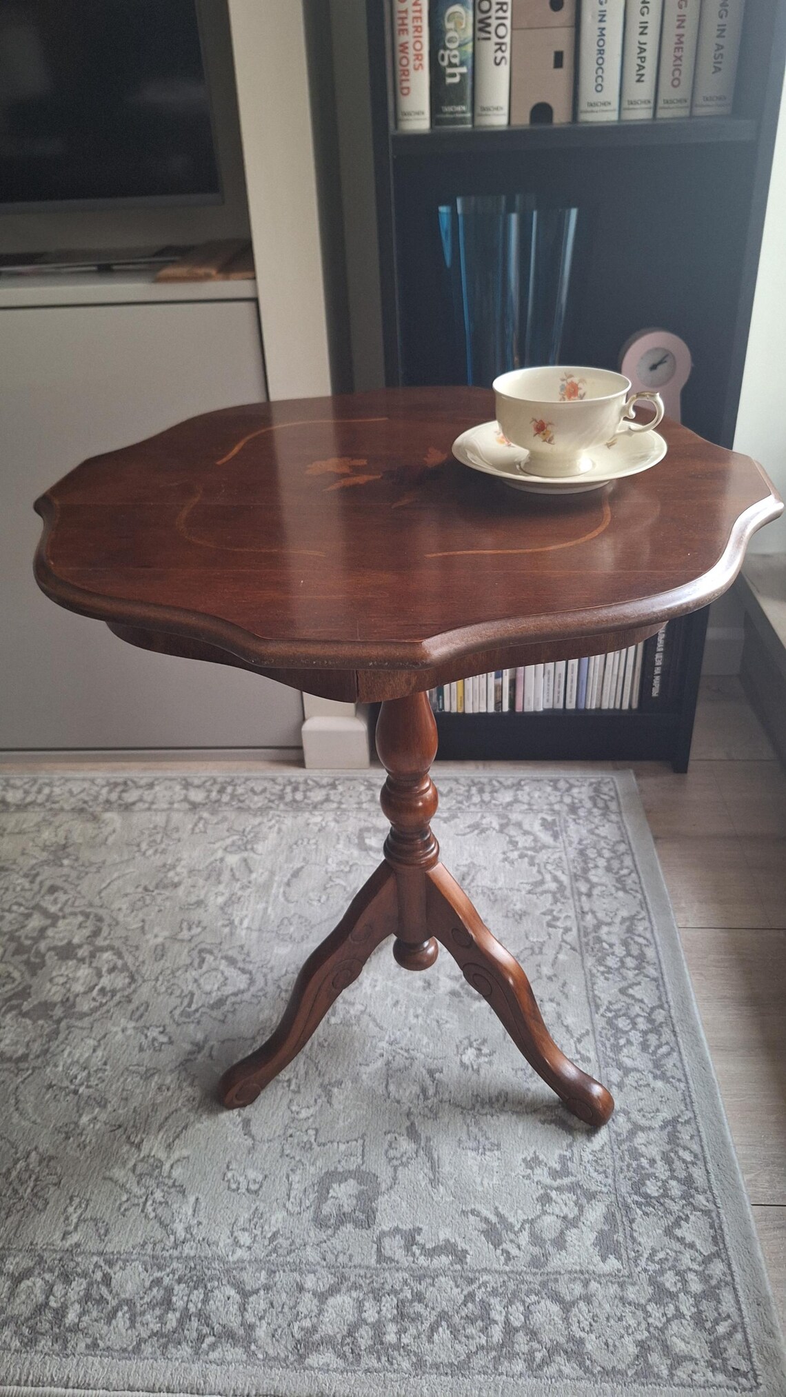 Vintage Italian Style Inlaid Marquetry Wooden Pedestal Side Table - Accent Coffee Table with Tilt Top Feature, foto 3 de 5