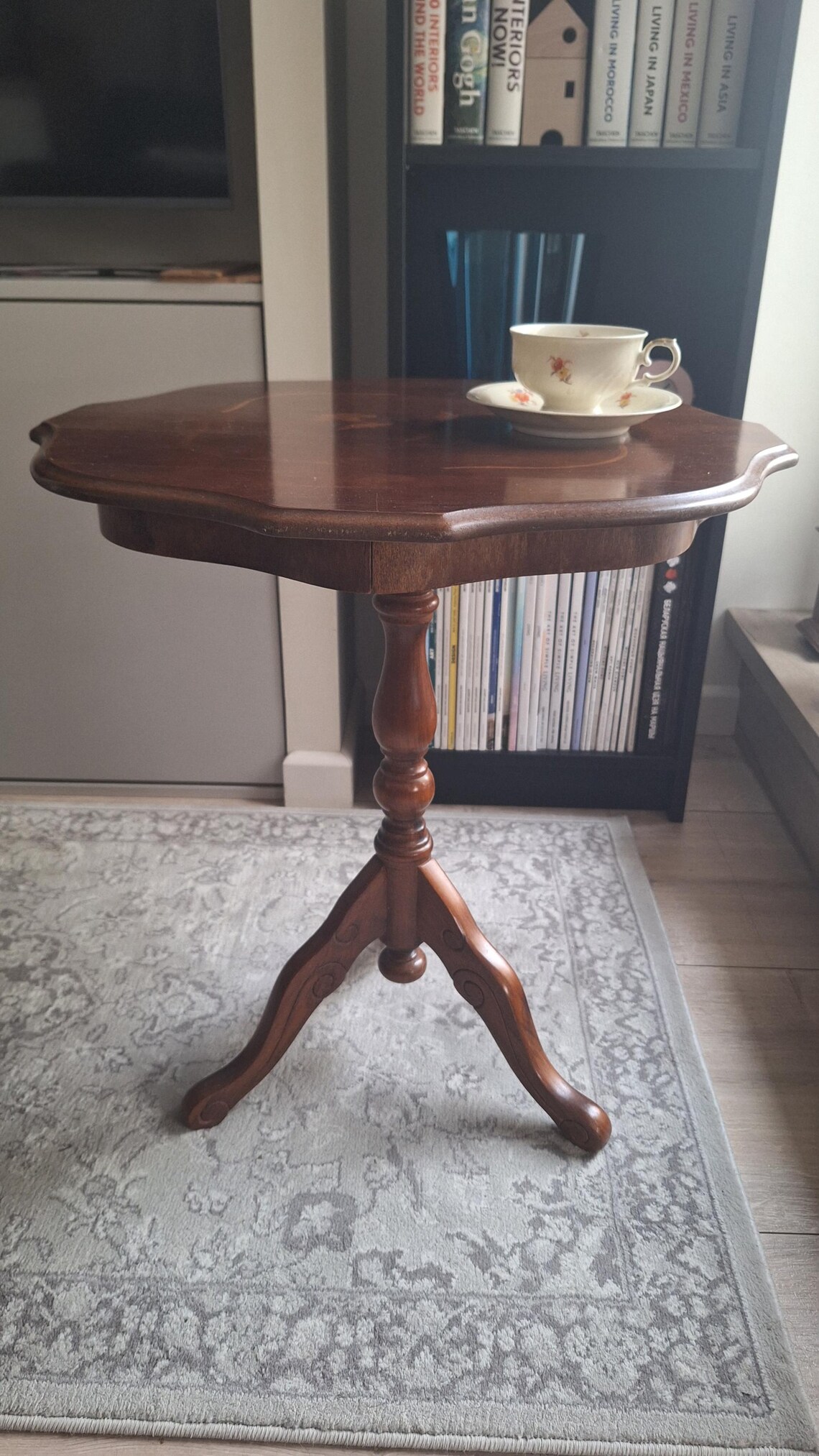 Vintage Italian Style Inlaid Marquetry Wooden Pedestal Side Table - Accent Coffee Table with Tilt Top Feature, foto 2 de 5