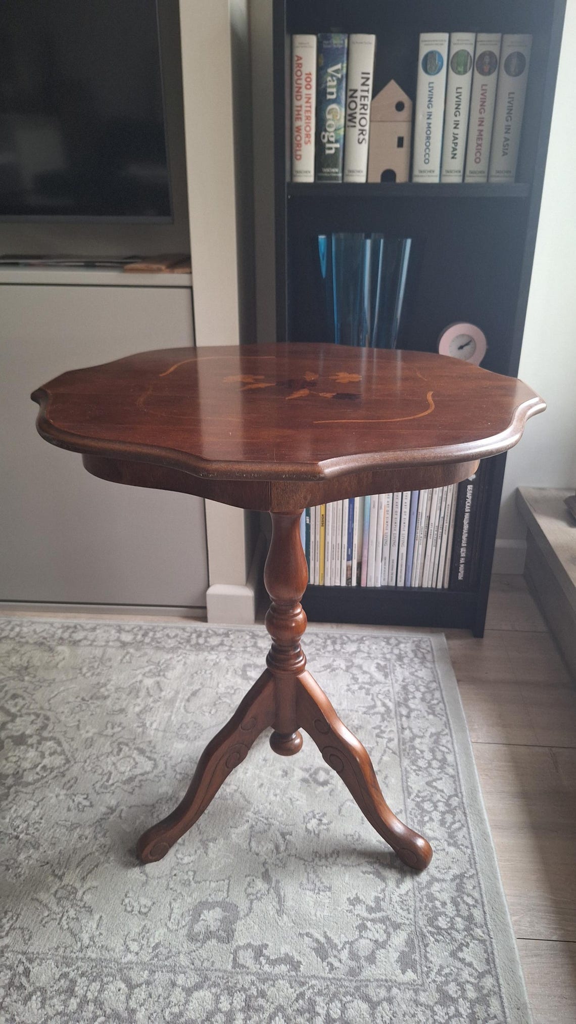 Vintage Italian Style Inlaid Marquetry Wooden Pedestal Side Table - Accent Coffee Table with Tilt Top Feature, foto 1 de 5