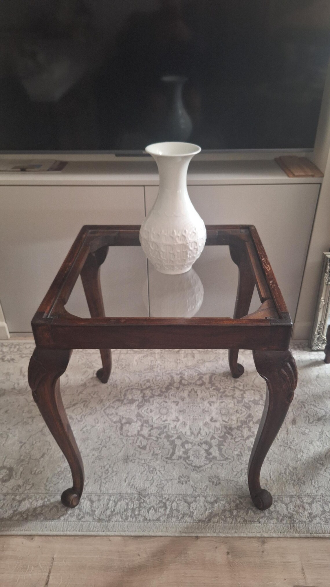 Vintage Wooden Side Table with Glass Top & Curved Cabriole Legs — Classic Occasional End Table, foto 2 de 3